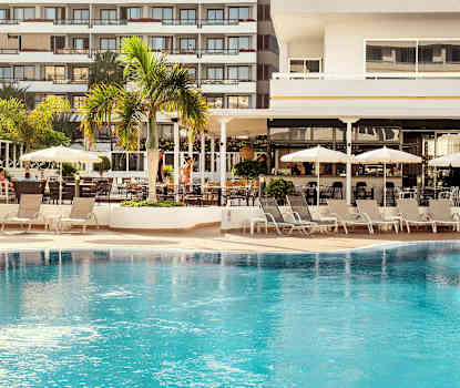 Nyd en forfriskning i poolbaren, der ligger i forbindelse med Sunprime Restaurant