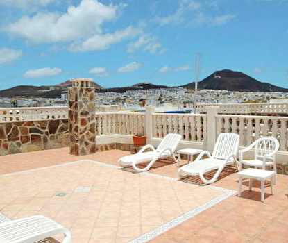 Hotellets terrasse med liggestole