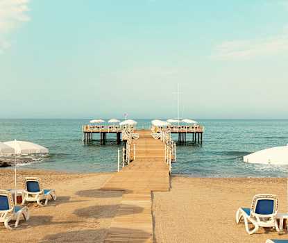 Mole og strandområde uden for Sunprime C-Lounge
