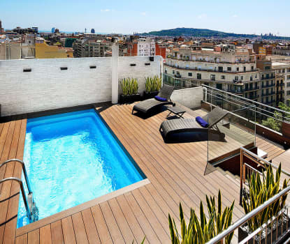 Hotellets tagterrasse med en lille pool