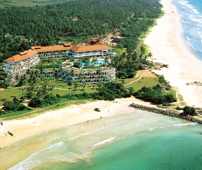 Stranden og Det Indiske Ocean findes lige neden for hotelområdet