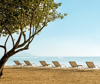 På stranden neden for hotellet er der gratis liggestole til hotellets gæster