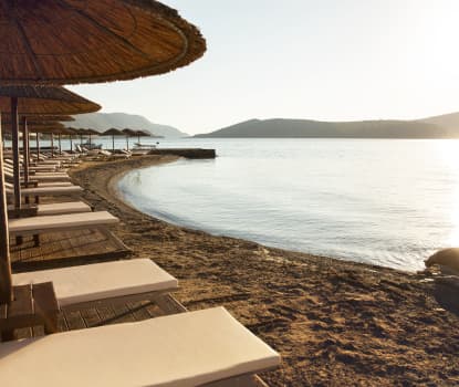 Hotellet tilbyder gæsterne gratis liggestole på stranden