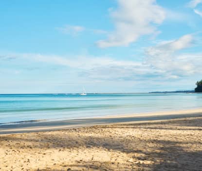 Stranden på den anden side af vejen fra hotellet