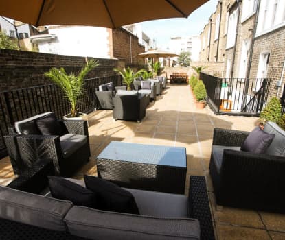 Terrasse med loungemøbler