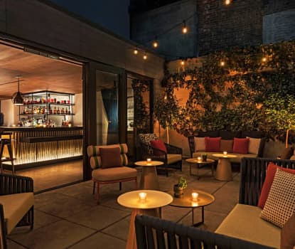 Terrasse ved den kombinerede loungebar/café