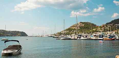 Billede af en havn med både og bjerge i baggrunden. (AI-genereret tekst)