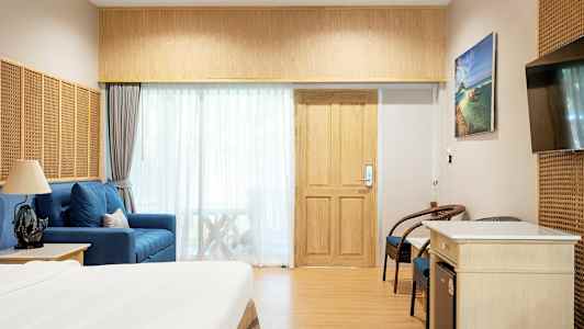 Hotelværelse med seng, siddepladser og TV. (AI-genereret tekst)