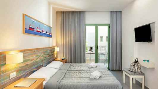 Et hotelværelse med to enkeltsenge, en møbleret balkon og et vægmonteret TV. (AI-genereret tekst)