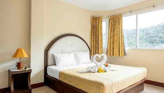 Værelse med en seng og dekorationer formet som hjerter. (AI-genereret tekst)