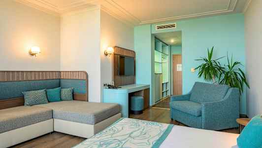 Et hotelværelse med indretning i blå og beige toner samt minimalistisk moderne design. (AI-genereret tekst)