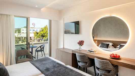 Moderne hotelværelse med seng, spejl, skrivebord, stole og altan. (AI-genereret tekst)