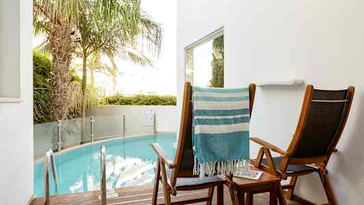 To liggestole ved en lille pool. (AI-genereret tekst)