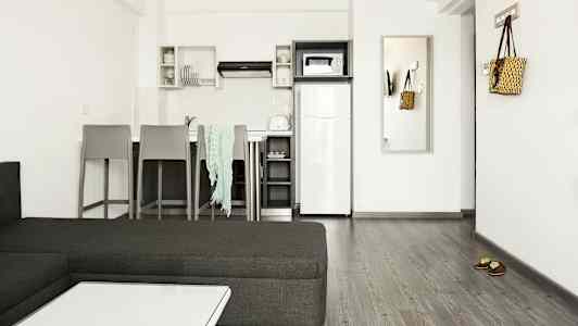 Moderne indrettet køkken med siddeområde og møbler. (AI-genereret tekst)