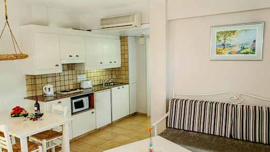 Billede af et lyst indrettet køkken og stue med moderne møbler. (AI-genereret tekst)