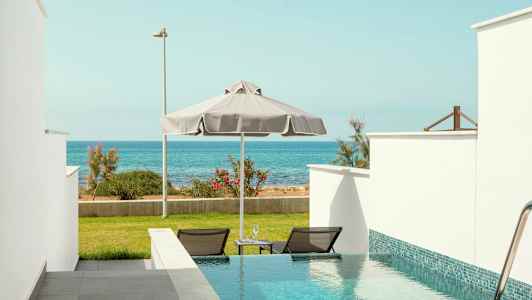 Privat pool med udsigt over hav og grønt. (AI-genereret tekst)