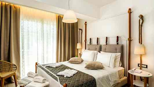 Hotelværelse med dobbeltseng, siddeplads og dekorativ belysning. (AI-genereret tekst)