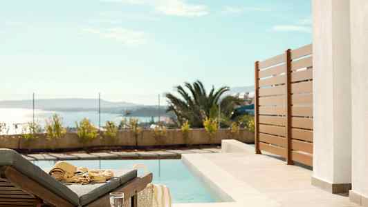 Solstol ved en pool med udsigt til havet. (AI-genereret tekst)