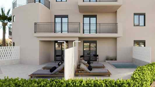 Billede af en moderne bygning med altaner. Foran er der en privat terrasse med liggestole og en lille pool. (AI-genereret tekst)