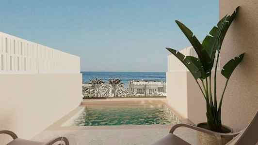 En terrasse med en lille pool, to stole med vinglas, en potteplante og udsigt over havet. (AI-genereret tekst)