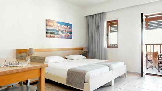 Hotelværelse med to enkeltsenge, et træbord og stol samt altan. (AI-genereret tekst)