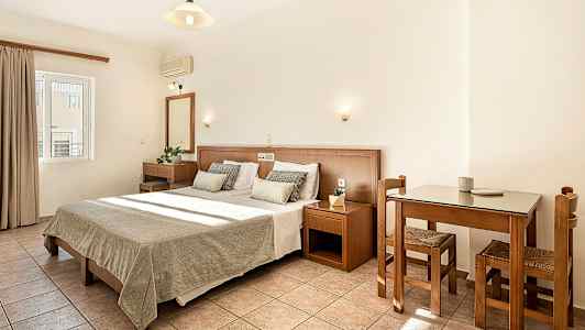 Et hotelværelse med dobbeltseng og træinteriør. (AI-genereret tekst)