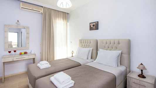 To enkeltsenge i et soveværelse med en spejlkommode og natbord. (AI-genereret tekst)