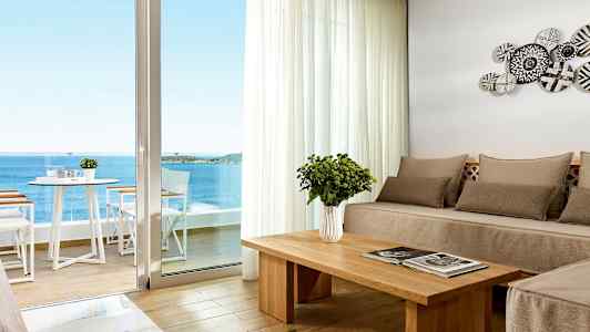 Moderne møbleret rum med havudsigt gennem en stor vinduesdør. (AI-genereret tekst)