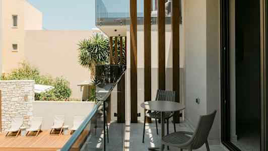 En altan med møbler, tæt på en pool og liggestole. (AI-genereret tekst)