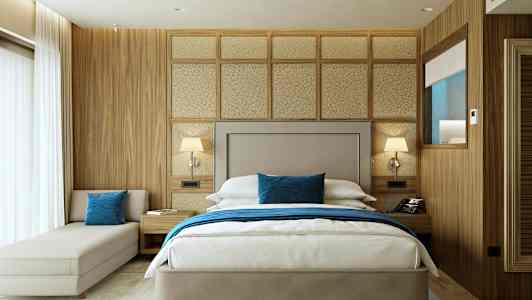 Interiør af et hotelværelse med en dobbeltseng, natbord og stilfuld indretning. (AI-genereret tekst)