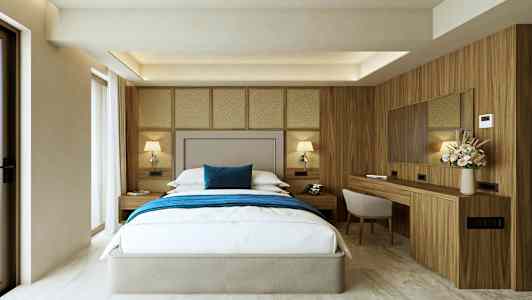 Et moderne indrettet hotelværelse med en stor seng, trædetaljer, et blåt tæppe og dekorative elementer som en vase med blomster. (AI-genereret tekst)