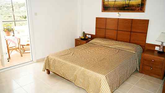 Soveværelse med en dobbeltseng og udsigt til en altan. (AI-genereret tekst)