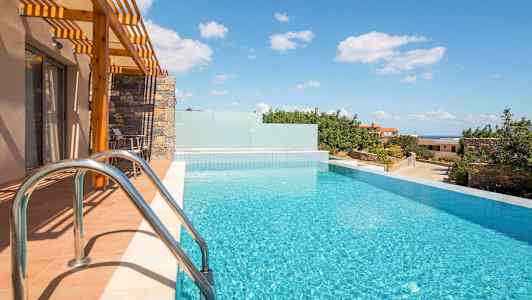 En infinitypool ved et hus med solskin og udsigt over grønt og himmel. (AI-genereret tekst)