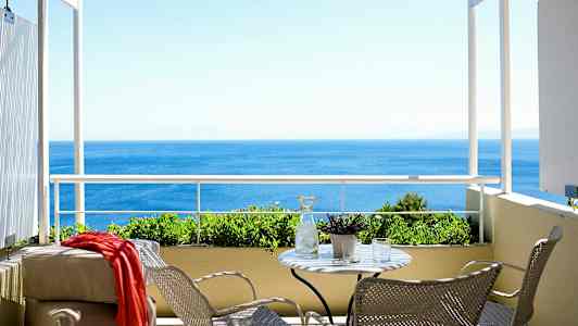 Altan med udsigt over havet. (AI-genereret tekst)