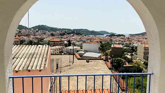 Udsigt over en kystby gennem en bue. (AI-genereret tekst)