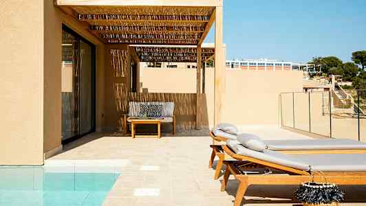 Solrig terrasse med liggestole, bord og siddepladser ved poolen. (AI-genereret tekst)