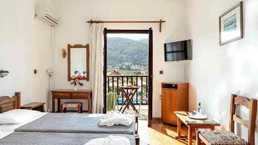 Hotelværelse med to enkeltsenge, spejl, TV og altan med udsigt. (AI-genereret tekst)