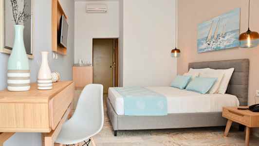 Et hotelværelse med moderne indretning, inkluderer en seng og møbler. (AI-genereret tekst)