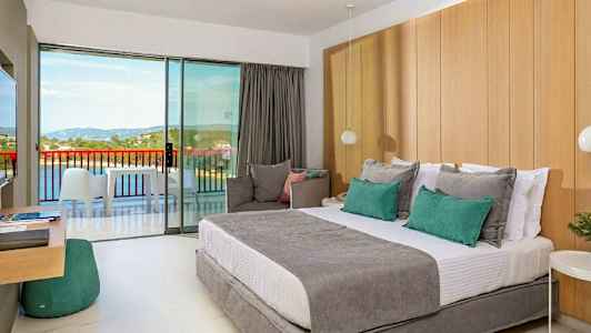 Hotelværelse med altan og udsigt over landskab. (AI-genereret tekst)