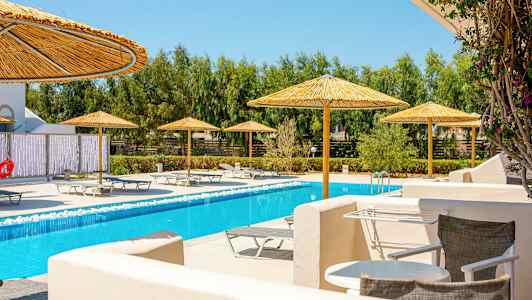 Poolområde med liggestole og parasoller. (AI-genereret tekst)