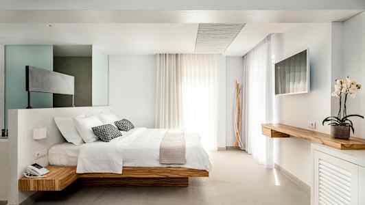 Moderne hotelværelse med dobbeltseng og minimalistisk indretning. (AI-genereret tekst)