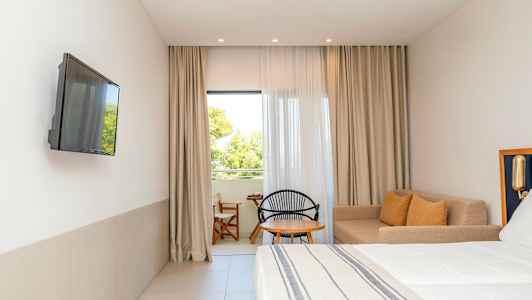 Hotelværelse med sofahjørne og seng. (AI-genereret tekst)