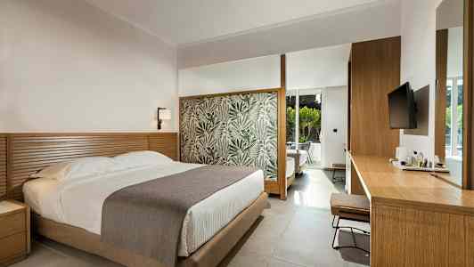 Et hotelværelse med en seng, træbord og en moderne indretning. (AI-genereret tekst)