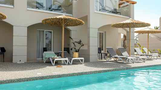 Liggestole og parasoller ved en pool ved siden af beige bygning. (AI-genereret tekst)