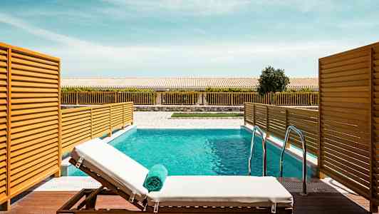 Privat poolområde med liggestol og håndklæde. (AI-genereret tekst)