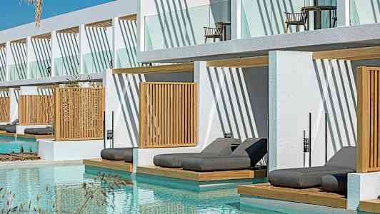 Liggestole ved en pool med moderne bygninger i baggrunden. (AI-genereret tekst)