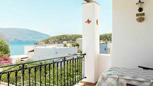 En altan med udsigt over havet og det omkringliggende landskab. (AI-genereret tekst)