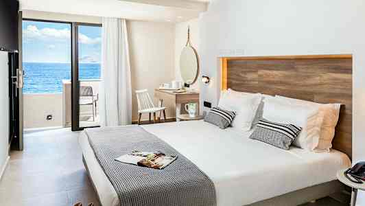 Dobbeltværelse med havudsigt fra altanen. (AI-genereret tekst)