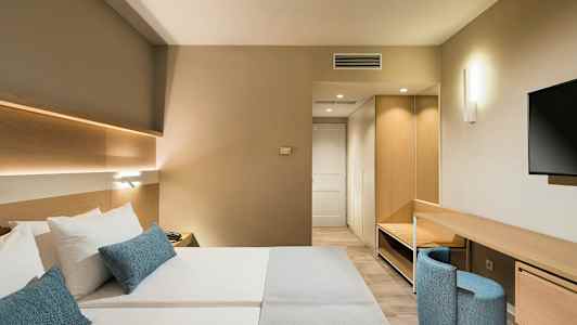 Moderne hotelværelse med dobbeltseng, skrivebord og TV. (AI-genereret tekst)