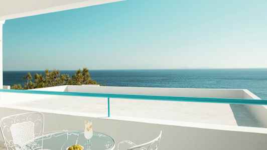 Udsigt fra en terrasse mod havet. (AI-genereret tekst)